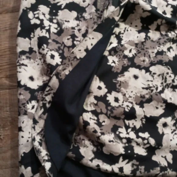 Banana Republic Skirt with Floral Print - Picture 3 of 6